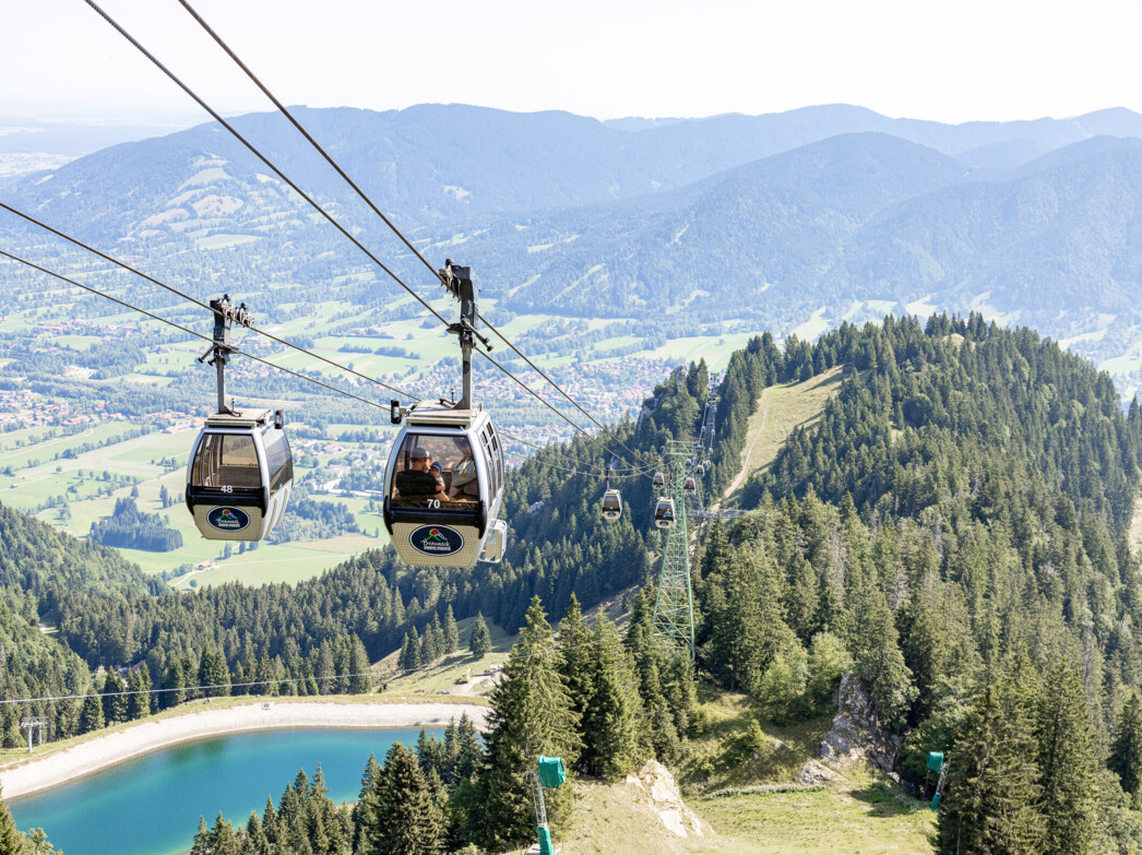 Kabinen der Brauneck Bergbahn mit Blick ins Tal