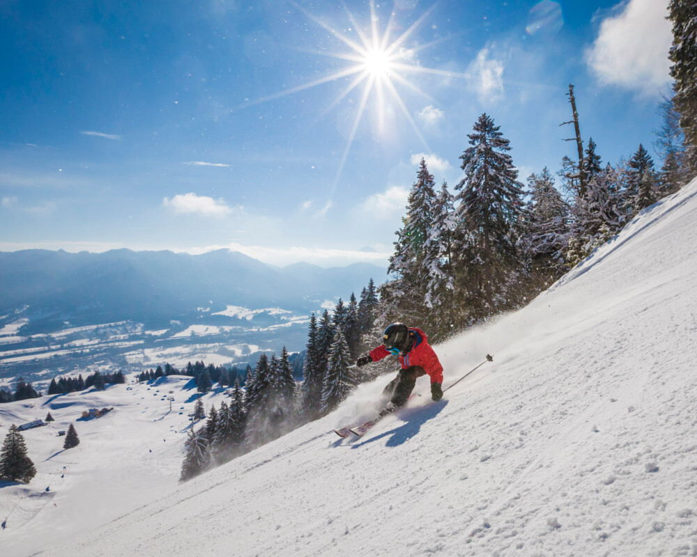 Ein Skifahrer am Steilhang mit Blick in den Isarwinkel