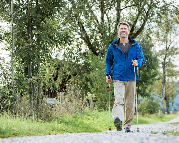 Ein älteres Paar beim Nordic Walking