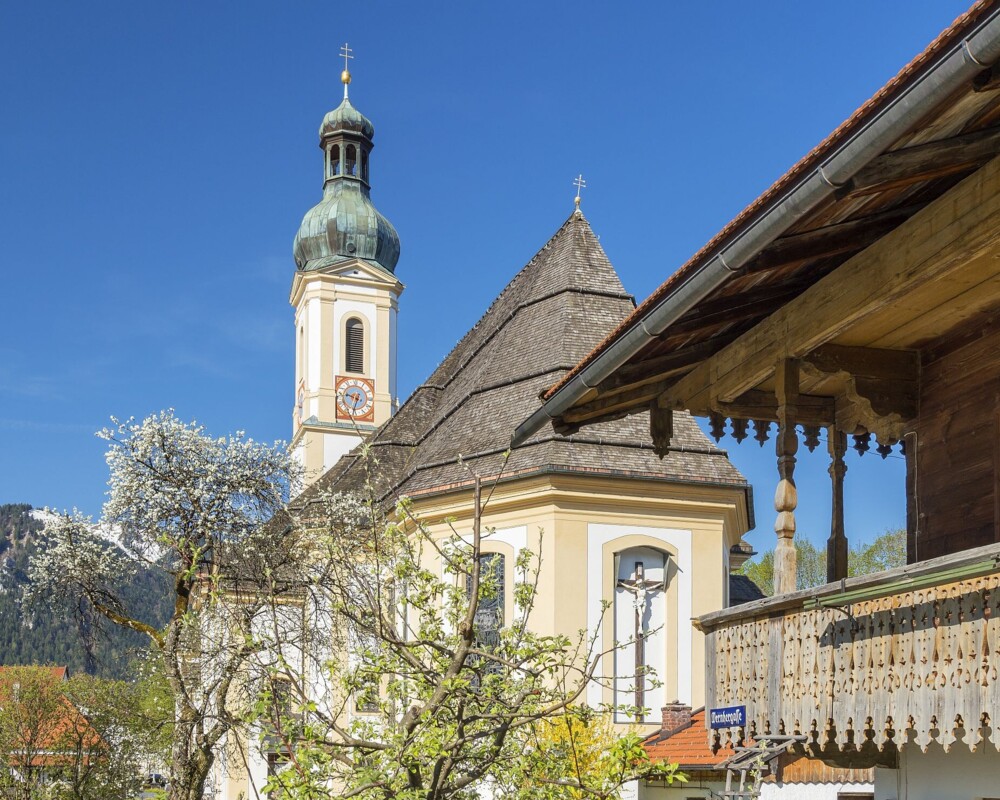 Blick auf die Sankt Jakobus Kirche im Frühling