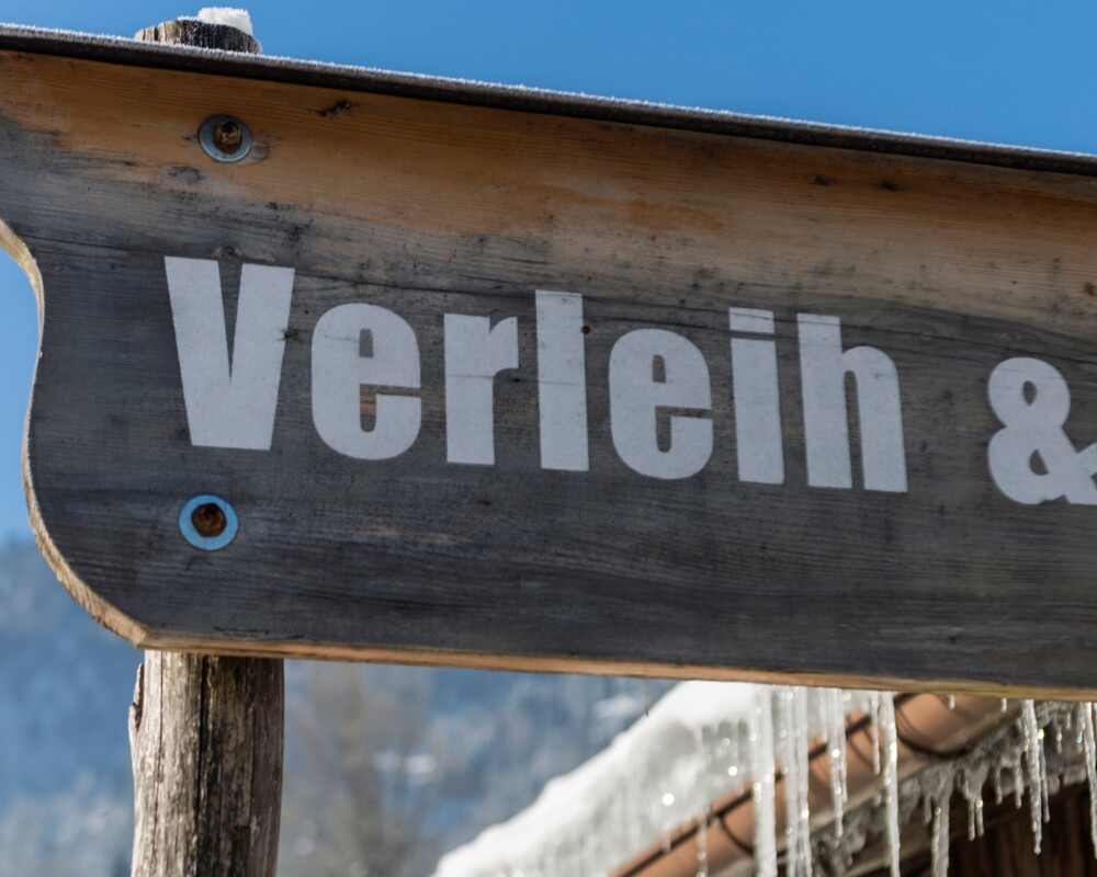 Holzschild Skiverleih im Winter