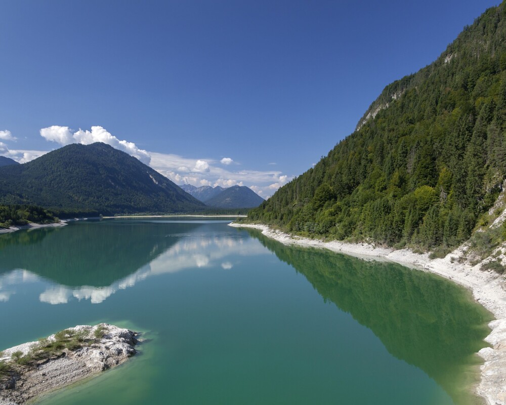 Am Ufer des Sylvensteinsees im Sommer