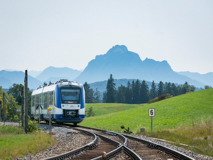 Zug mit Bergpanorama im Hintergrund