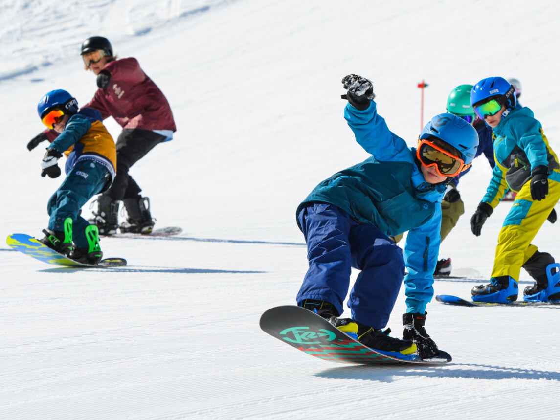 Kinder beim Snowboardkurs "Shred Kids"