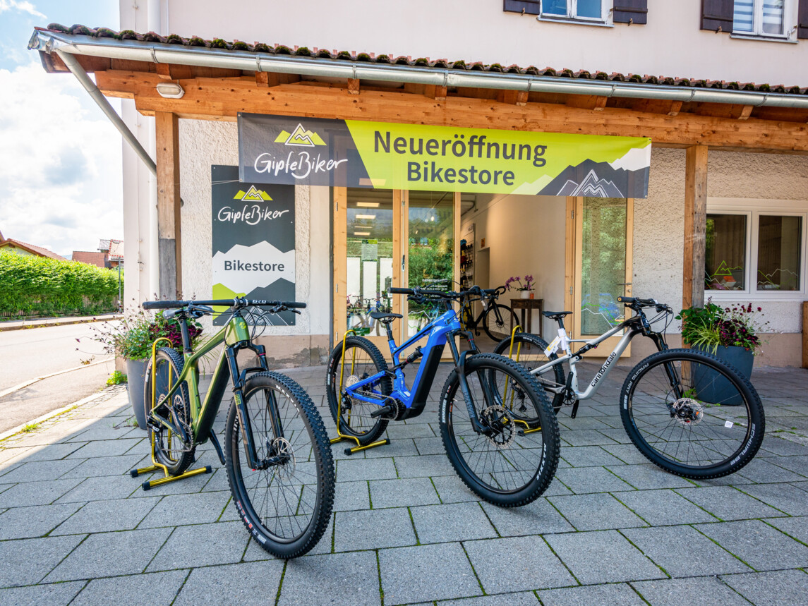 Fahrräder vor dem Bikestore GipfelBiker