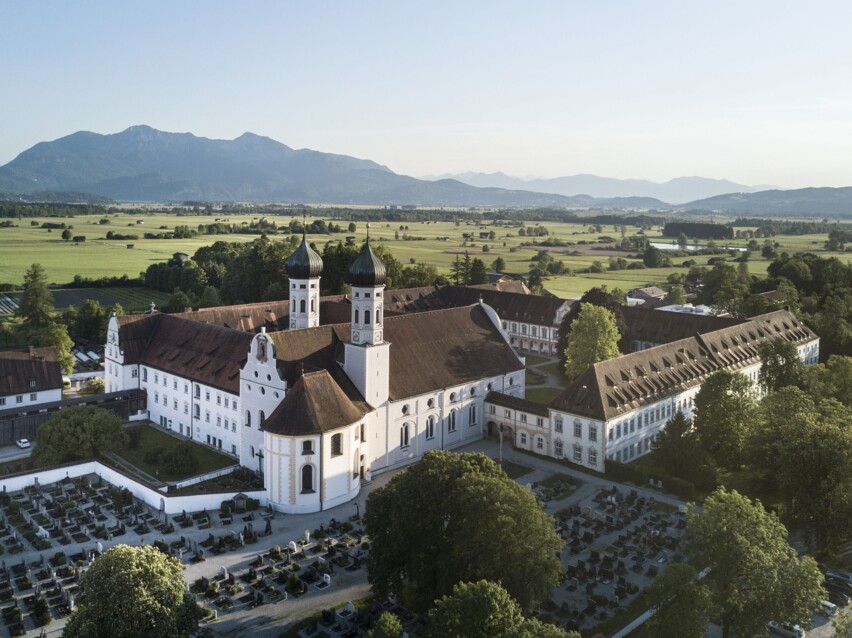Luftansicht von Kloster Benediktbeuern mit der Benediktenwand im Hintergrund