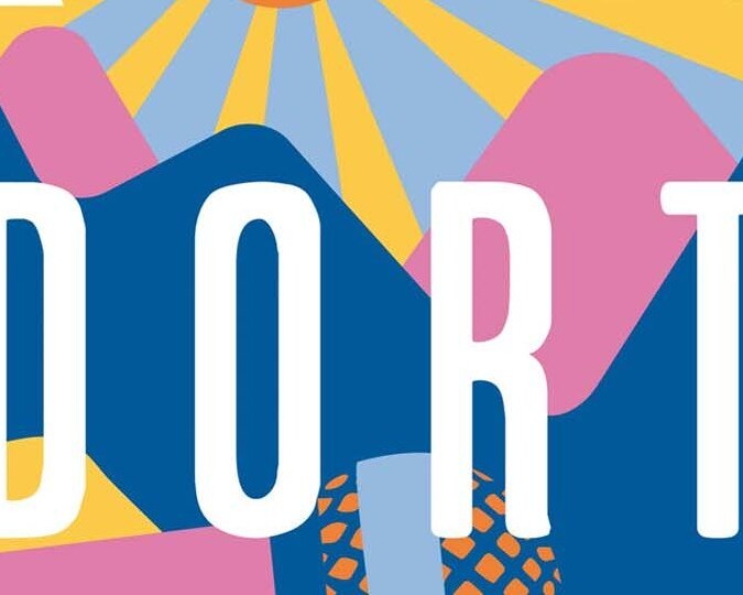 Titelbild Podcast doch dort. Eine Zeichnung mit rosa und blauen Bergen. Hellblauen und orangen Bäumen und mittig steht in weißer Schrift das Wort dort. 