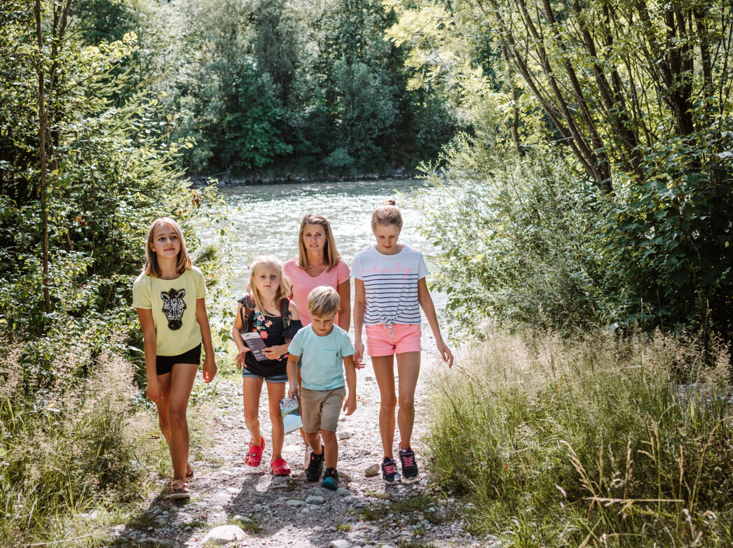Familie am Natur Erlebnispfad Isar