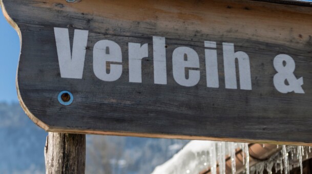 Holzschild Skiverleih im Winter