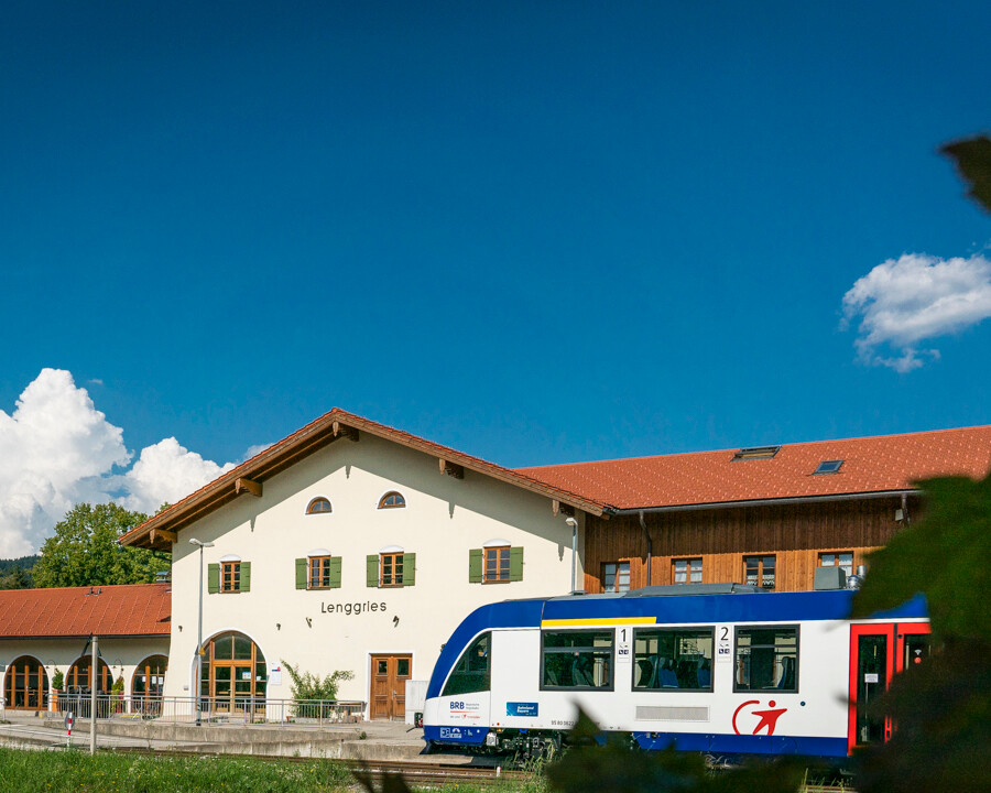 Zug der Bayerischen Regiobahn fährt am Bahnhof in Lenggries ab. 