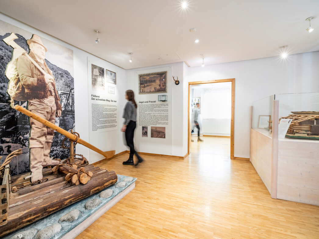 Flöserausstellung im Heimatmuseum mit Floß und Besucher des Museums