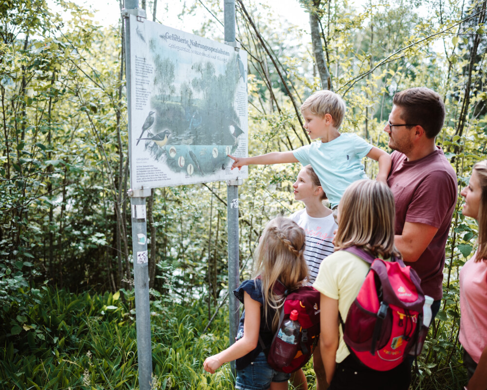 Familie auf dem Nature-Erlebnsipfad-Isar
