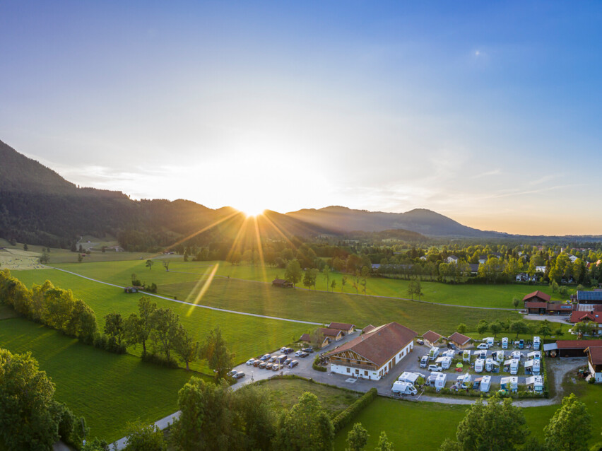 Luftaufnahme Lenggrieser Bergcamping bei Sonnenuntergang