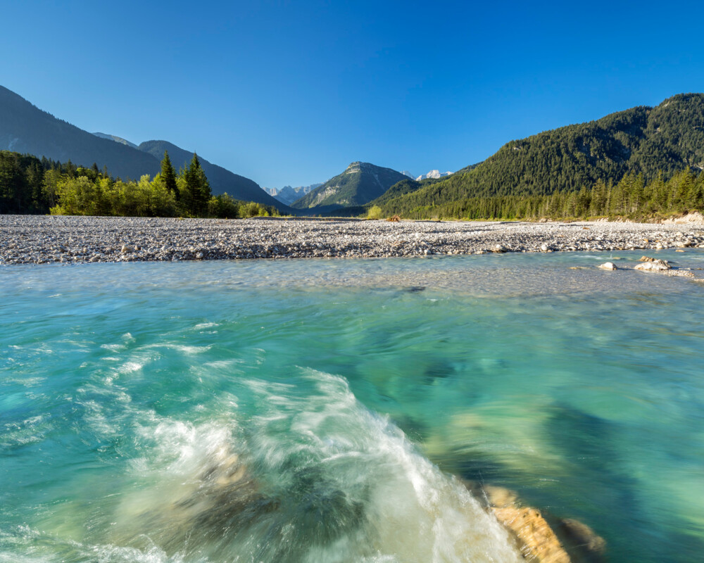 Wildfluss Isar mit Stromschnellen in Lenggries
