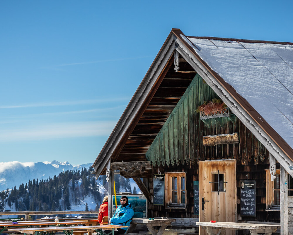 Skifahrer vor der Strasser Alm im Winter