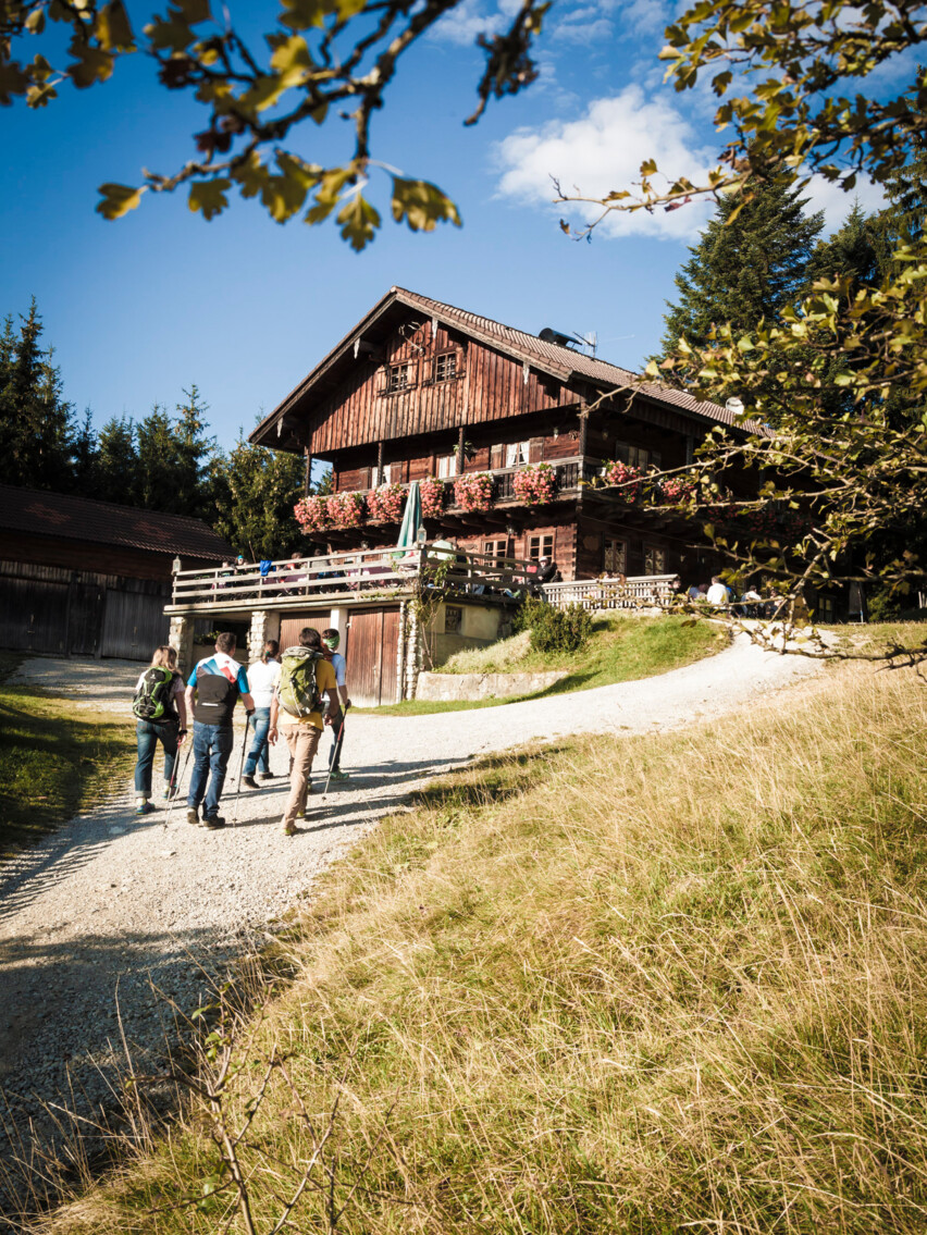 Wanderer auf dem Weg zur Denkalm