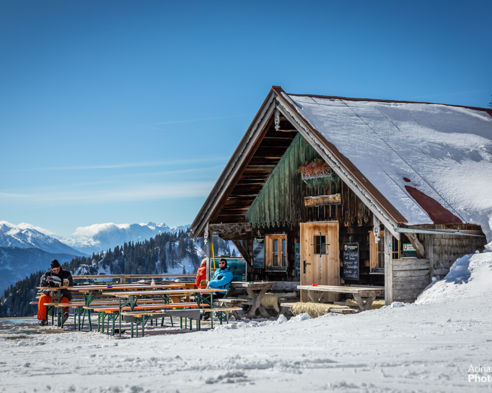 Skifahrer vor der Strasser Alm im Winter