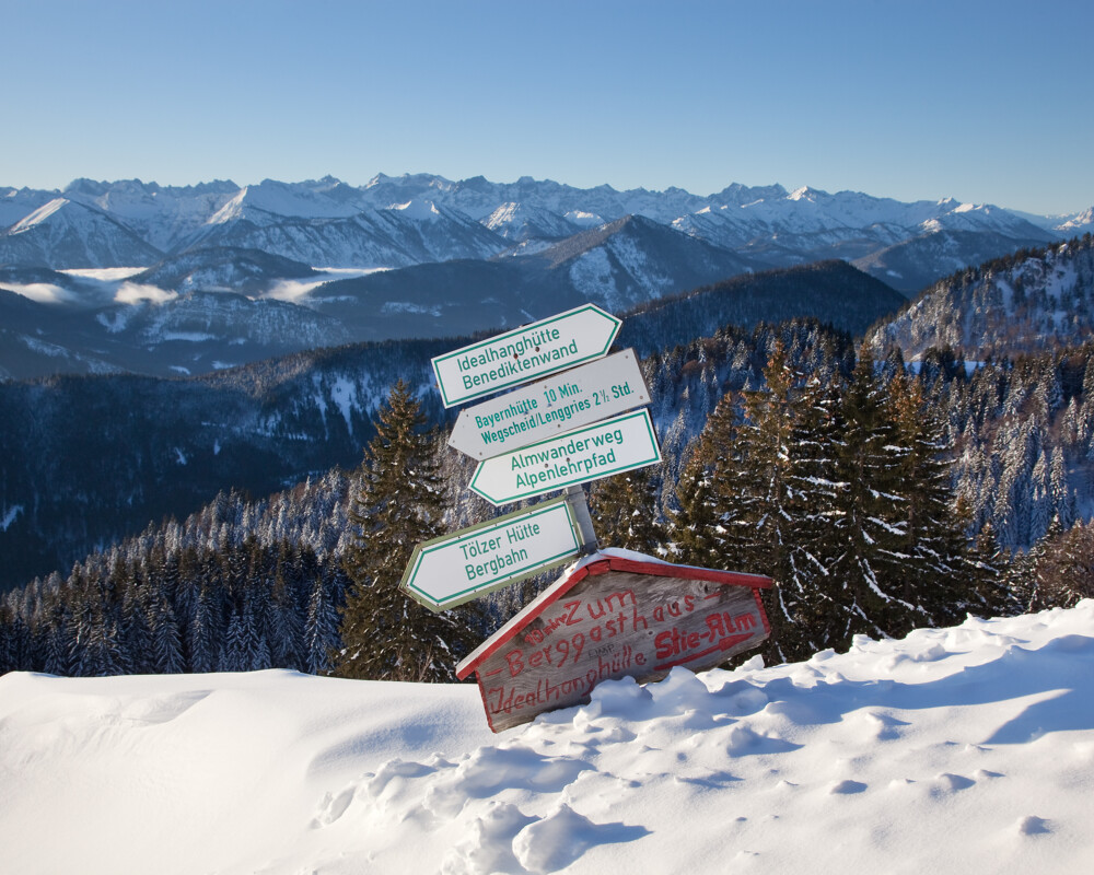 Beschilderung im Tiefschnee auf dem Brauneck