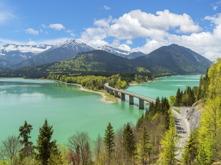 Blick auf den Sylvensteinsee und die Faller-Klamm-Brücke im Frühling
