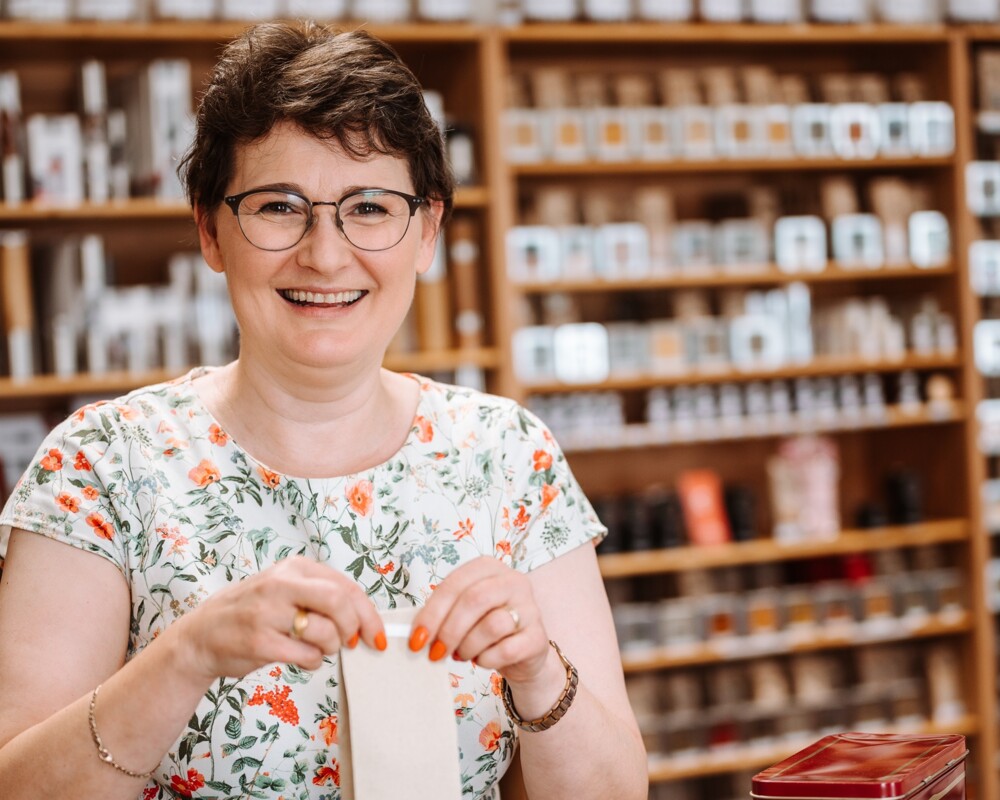 Ingrid Pummer im Kräuterladen Lenggries