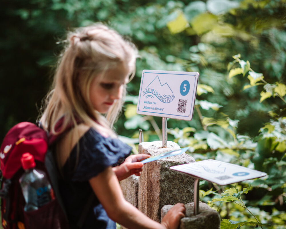 Mädchen unterwegs auf dem Themenweg "Natur Erlebnis Isar" 