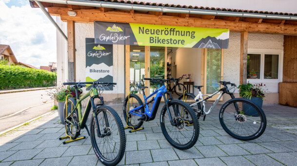 GipfelBiker, Fahrräder GipfelBiker Fahrräder vor dem Bikestore GipfelBiker