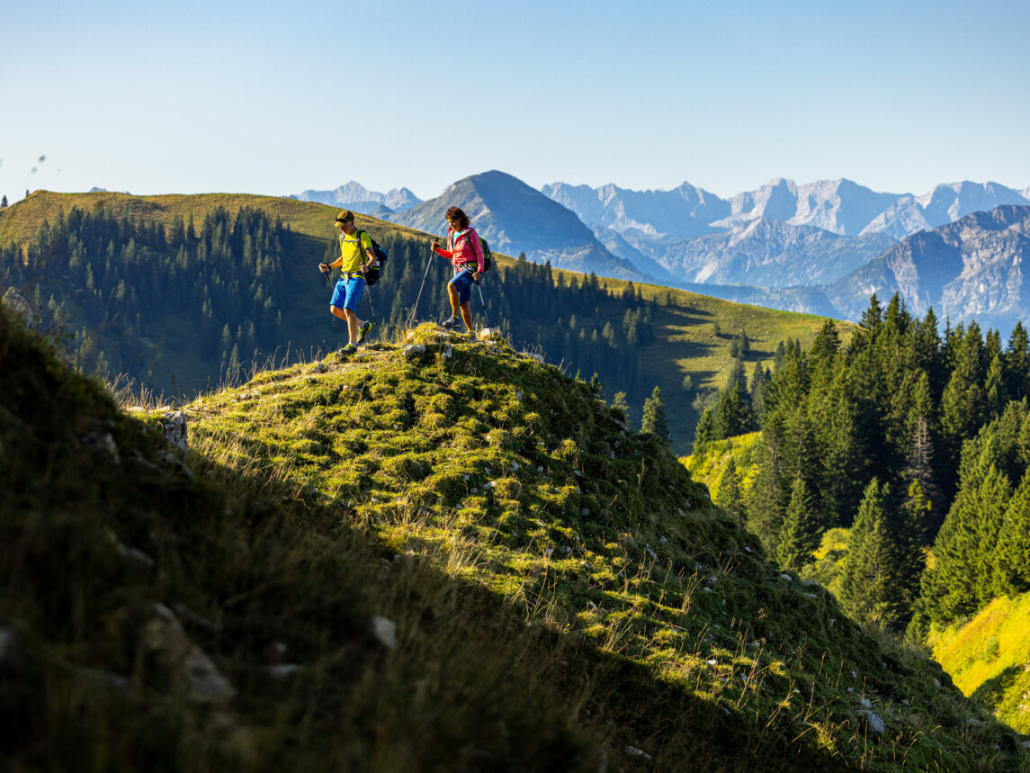Zwei Wanderer beim Wandern am Seekarkreuz