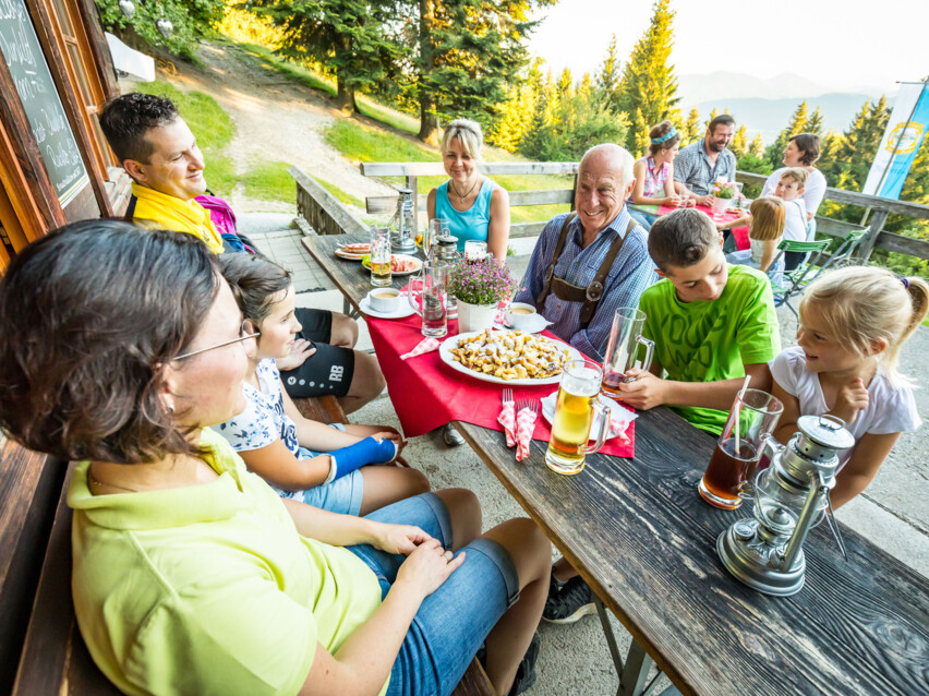 Einkehr auf der Alm bei einem guten Kaiserschmarrn