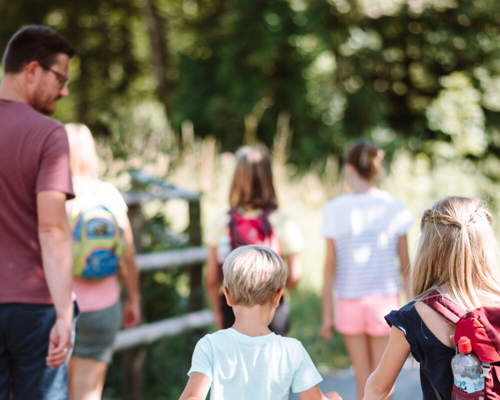 Familie spaziert am Isarweg