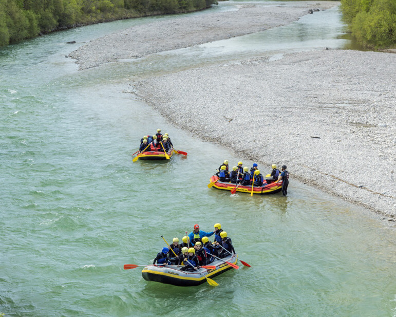 Drei Raftinggruppen auf der Isar