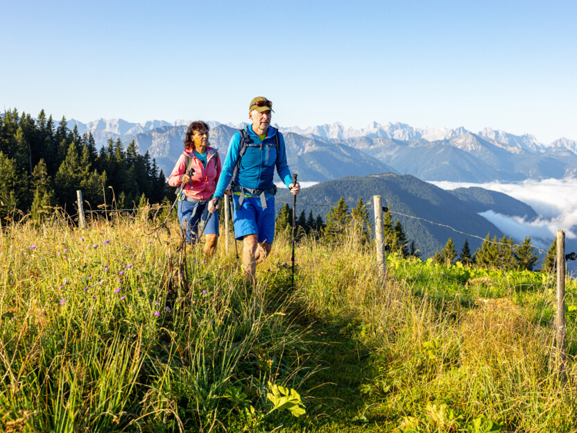 Zwei Wanderer beim Aufstieg auf das Seekarkreuz