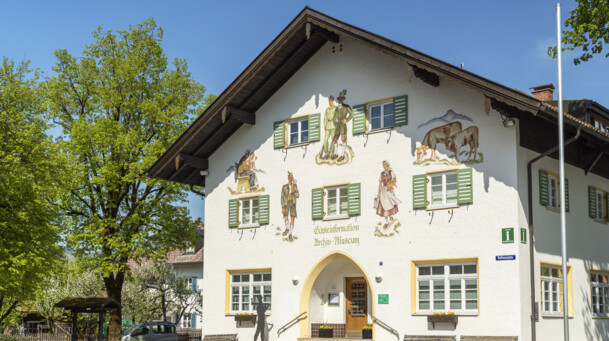 Außenansicht der Tourist Information und des Museum Lenggries