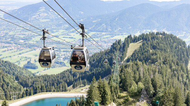 Kabinen der Brauneck Bergbahn mit Blick ins Tal