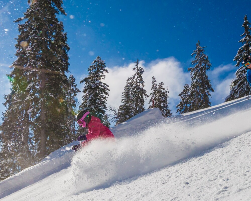 Schneewolke vom Skifahren