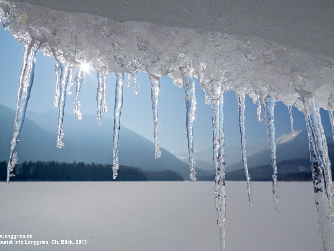 Eiszapfen mit gefrorenem Sylvensteinsee im Hintergrund