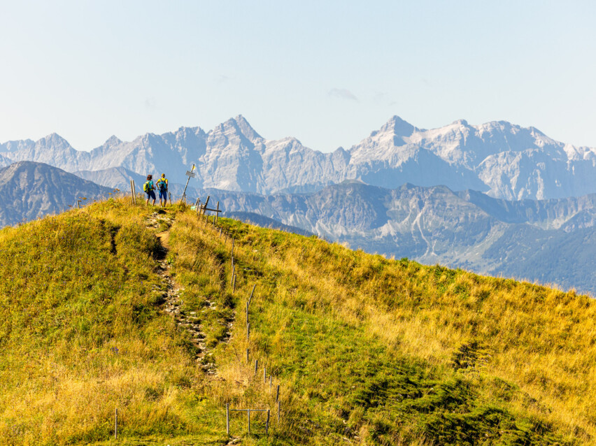 Ein Paar beim Wandern mit Blick aufs Karwendel