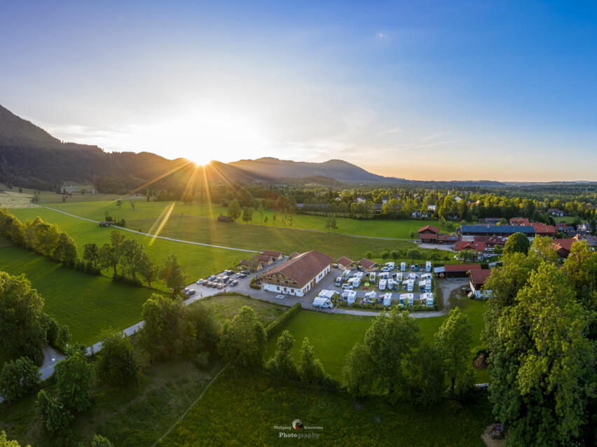 Luftaufnahme Lenggrieser Bergcamping bei Sonnenuntergang