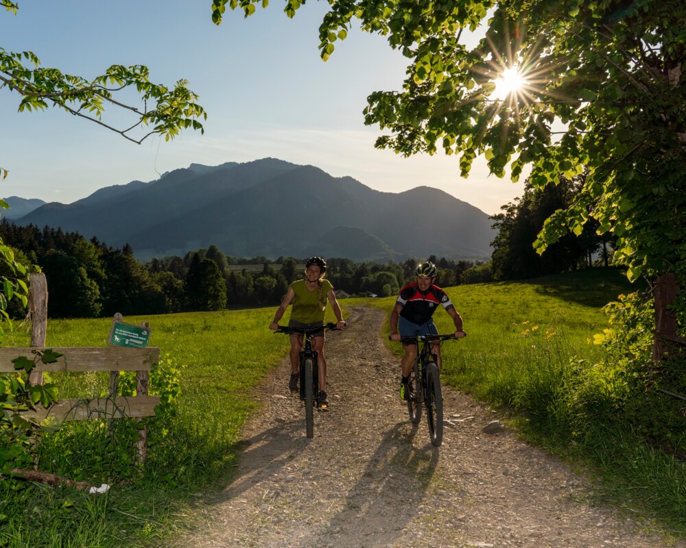 Ein Paar beim Mountainbiken in Lenggries