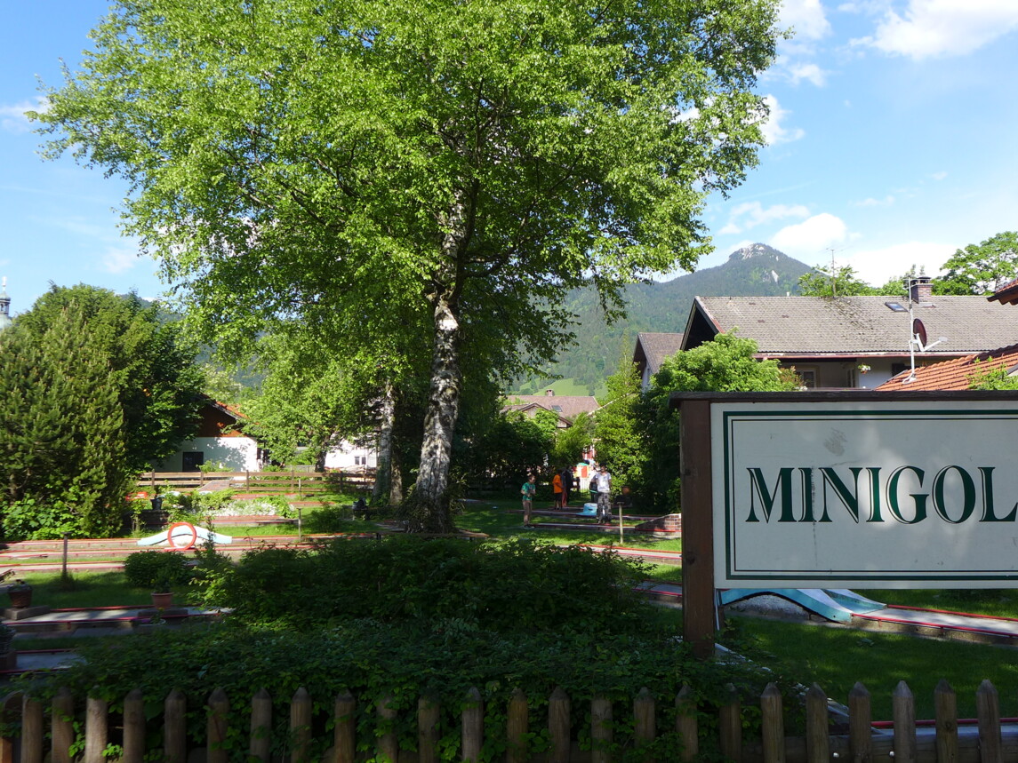 Blick auf die Minigolfanlage in Lenggries