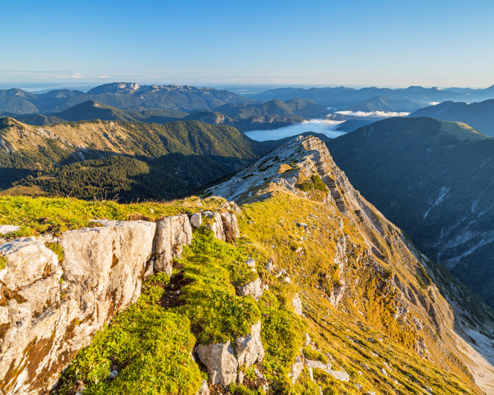 Blick zum Schafreuter und ins Tal bei Sonnenaufgang