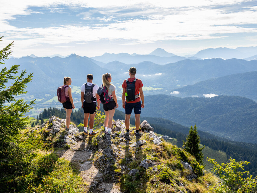 Tourismus Lenggries, A. Greiter, Wanderer genießen die Aussicht 2026