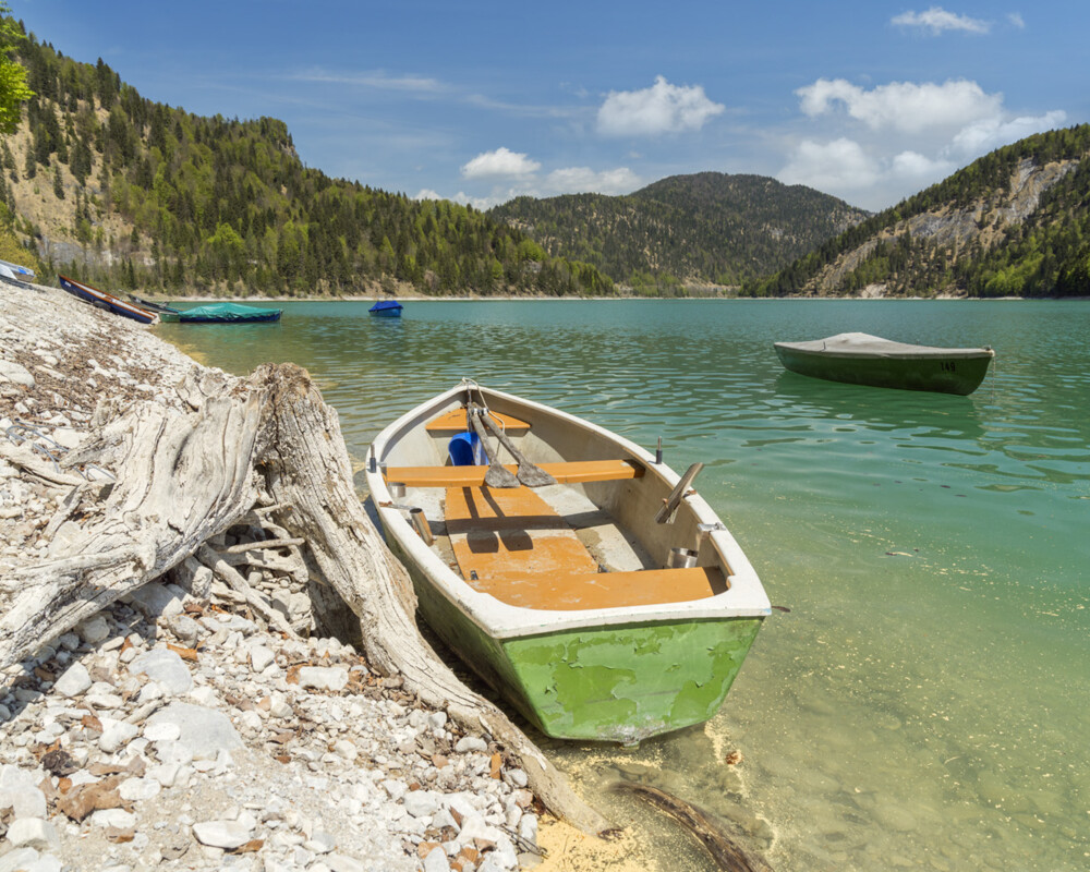 Boot am Ufer von Sylvensteinsee