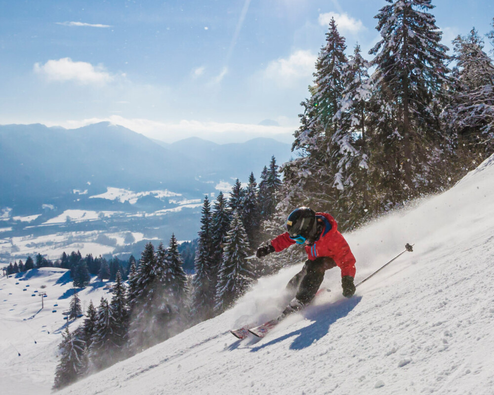 Ein Skifahrer am Steilhang mit Blick in den Isarwinkel