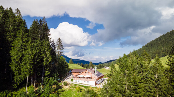 Lenggrieser Hütte unterhalb des Seekarkreuz