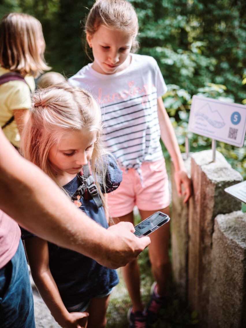 Familie unterwegs am Natur Erlebnispfad Isar an QR-Code Station 5