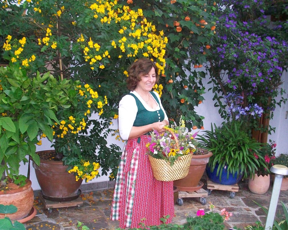Annemarie Baumgartner, die Kräuterpädagogin in ihrem Garten