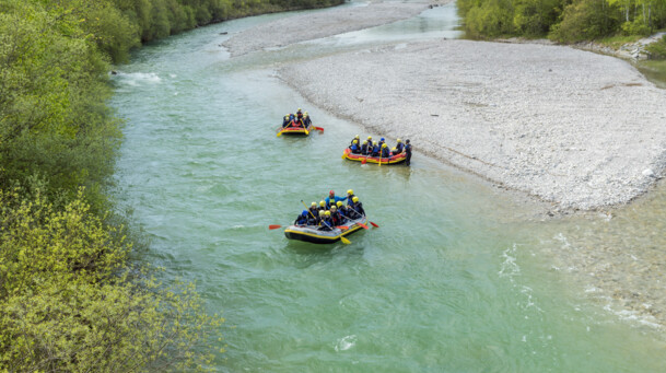 Tourismus Lenggries, Foto: C. Bäck, Raftinggruppen auf der Isar Drei Raftinggruppen auf der Isar