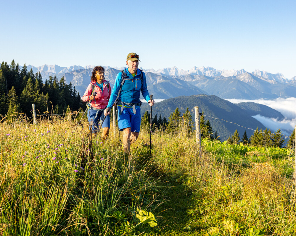 Zwei Wanderer beim Aufstieg auf das Seekarkreuz