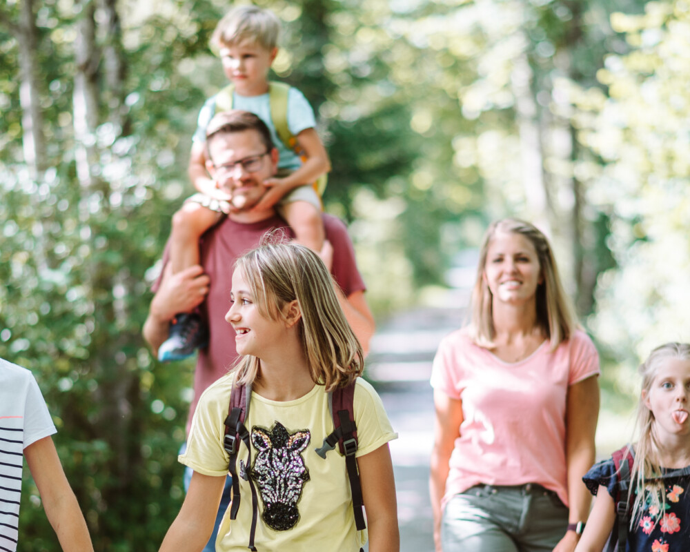 Familienspaziergang auf dem Isarweg