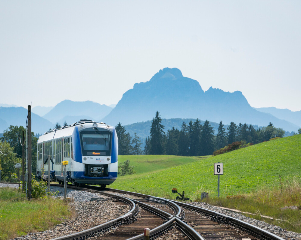 Zug mit Bergpanorama im Hintergrund